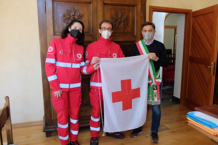 Croce Rossa - Consegna della bandiera al Sindaco, Roberto Rota