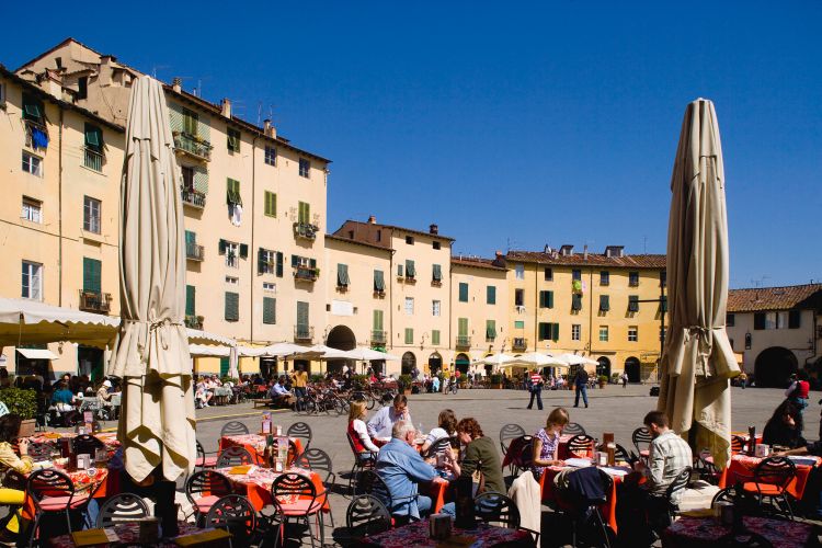 Lucca - Piazza - Anfiteatro - Ph by Visit Tuscany