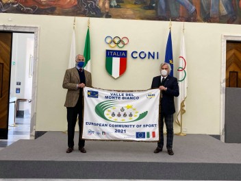 Visualizza immagine Roma - Coni - Consegna Bandiera comunità europea sport 2021